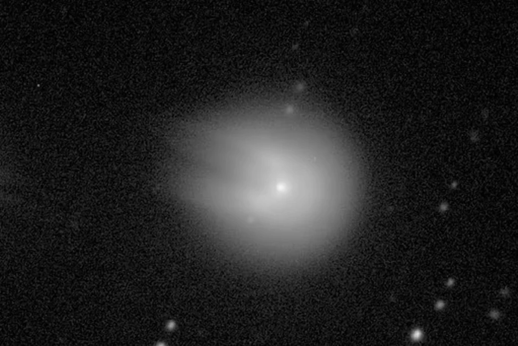 Comet three times size of Everest racing towards Earth after violent explosion CometChasers/Twitter